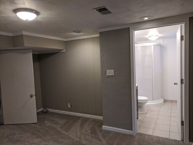 Building Photo - *****Huge 4 bedroom, 3 full bath home FOR ...