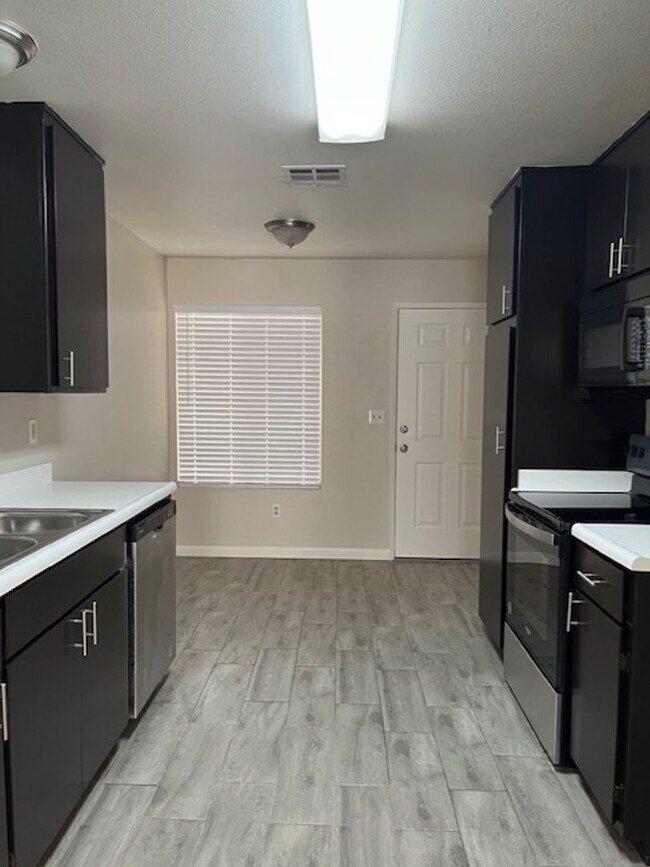 Building Photo - DBM9401