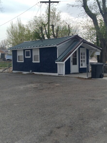 Stand-alone Small cottage home - 1380 Dartmouth Ave