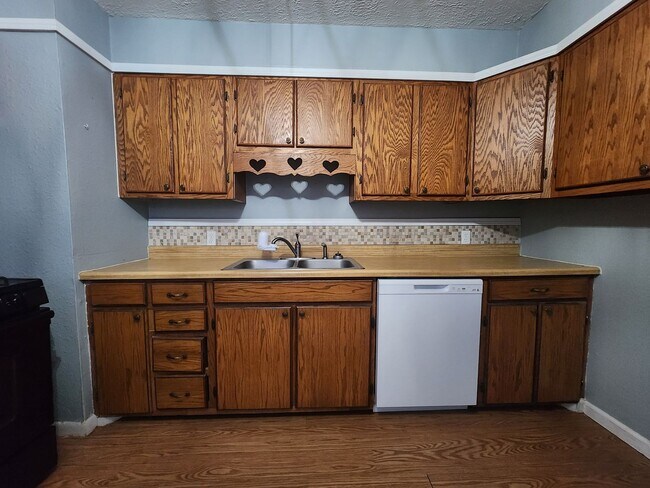 Building Photo - 3 Bedroom Home in Shawnee