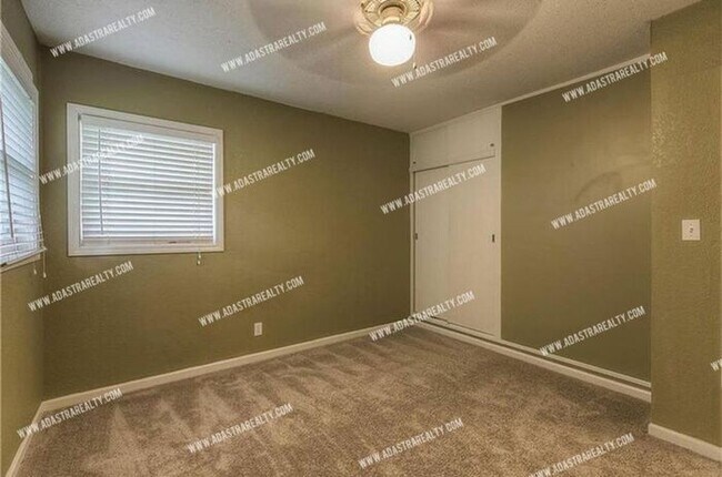 Building Photo - Adorable North Overland Park Home-Available in APRIL!!