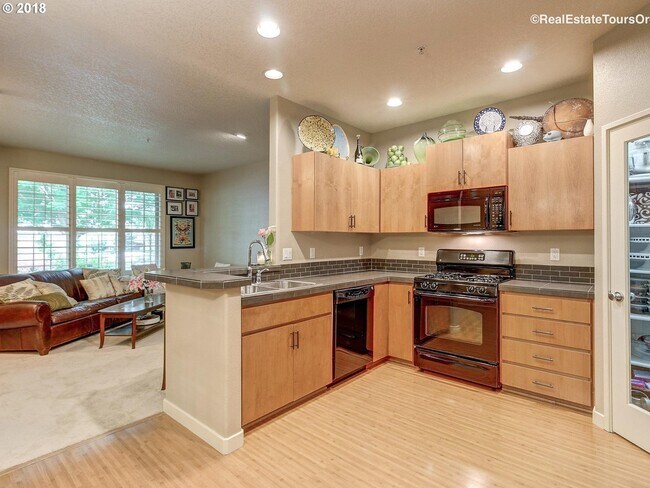 Building Photo - Amazing Location in NW Portland! Gorgeous 2 BD Townhome in Arbor Parc!