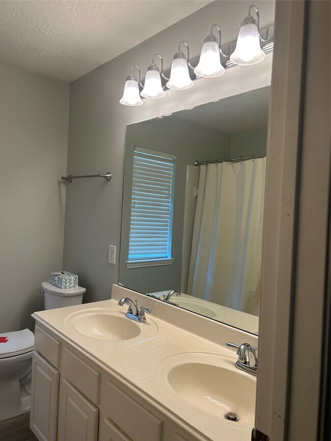 Building Photo - 18419 Autumn Park Dr