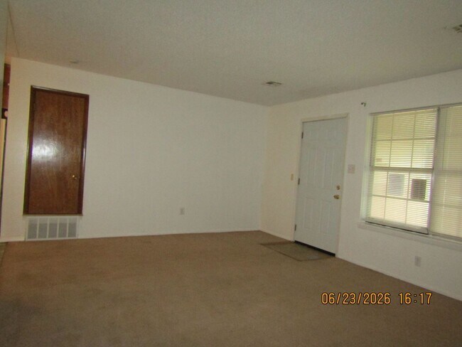 Building Photo - Very nice home located in the Pioneer Park Area! No Pet Home!