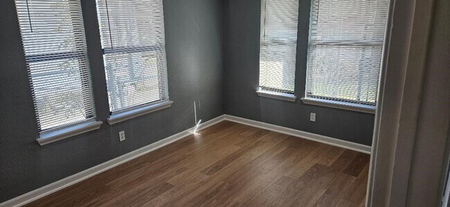 Building Photo - 7011 Hillsboro St