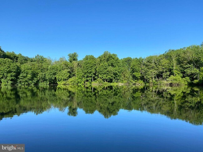 Building Photo - 9420 Lakeside Dr