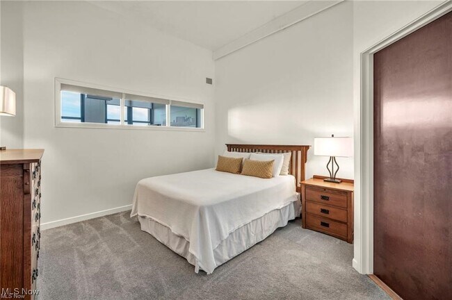 Building Photo - 1133 W 9th St