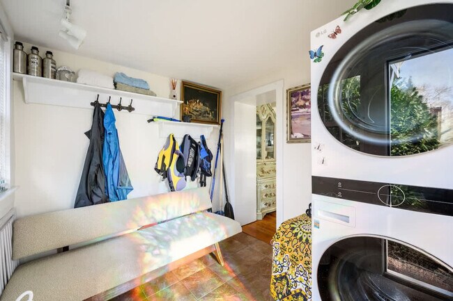 Building Photo - 54 River Dr