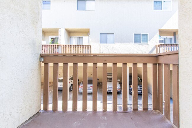 Building Photo - Spacious 2 Bedroom / 1.5 Bath Condominium ...