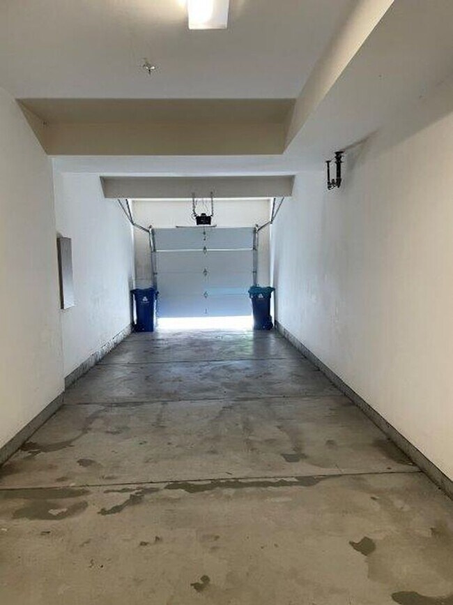 Building Photo - Luxurious 2 bed/ 2 bath townhouse in guard...