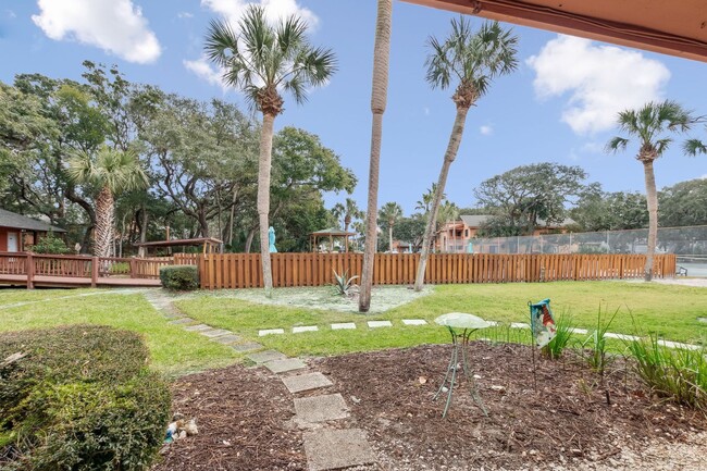 Building Photo - Charming Ground-Floor Condo