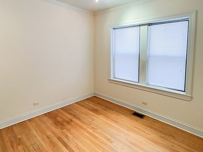 Interior Photo - 622-26 W. Roscoe