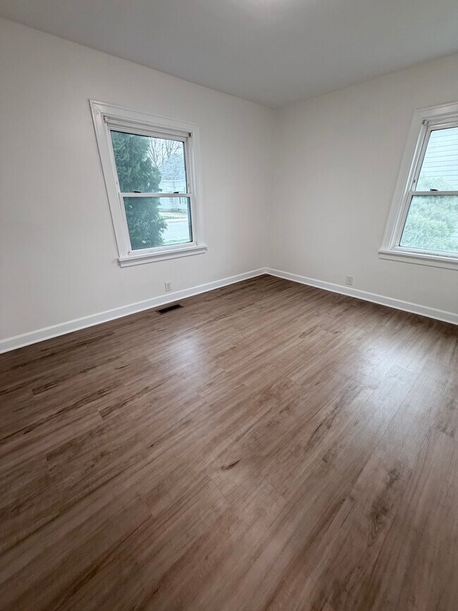 Building Photo - 229 E Madison St