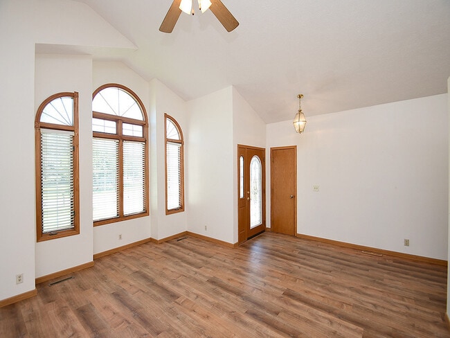 Building Photo - 820 Redwood Rd