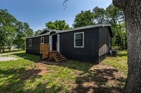 Building Photo - 4 Bedroom 2 Bath