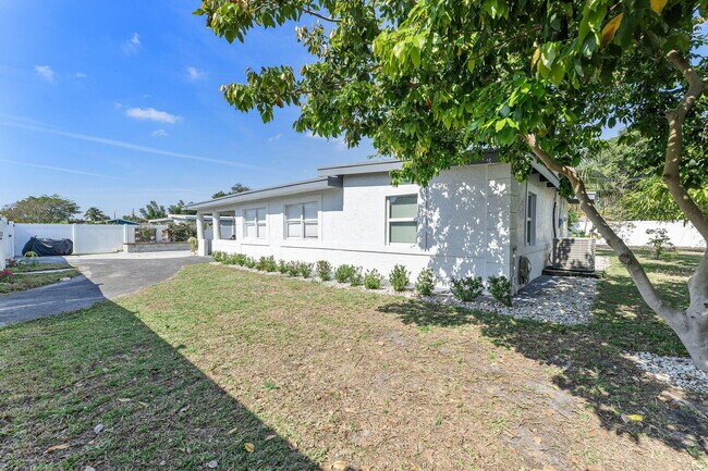 Building Photo - 2629 SW 6th Ct