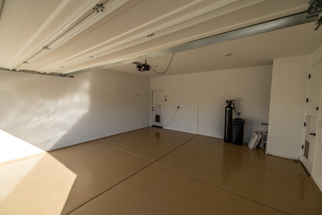 Building Photo - 4 Bedroom with new carpet and new interior paint in Saguaro Trails!