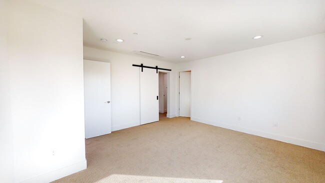 Building Photo - Beautiful Walnut Creek Townhome!