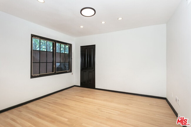 Building Photo - 806 N Alpine Dr