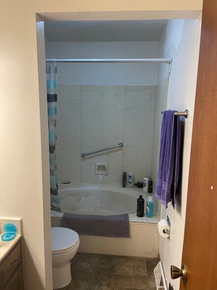 oversize tub in upstairs bath - 2014 McKenna Blvd