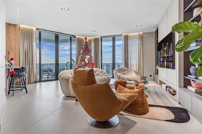 Building Photo - 20281 E Country Club Dr