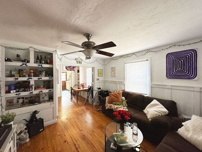 Building Photo - Lovely 2 Bedroom, 1 Bathroom Home in Fifth Avenue Neighborhood (w/ Study)