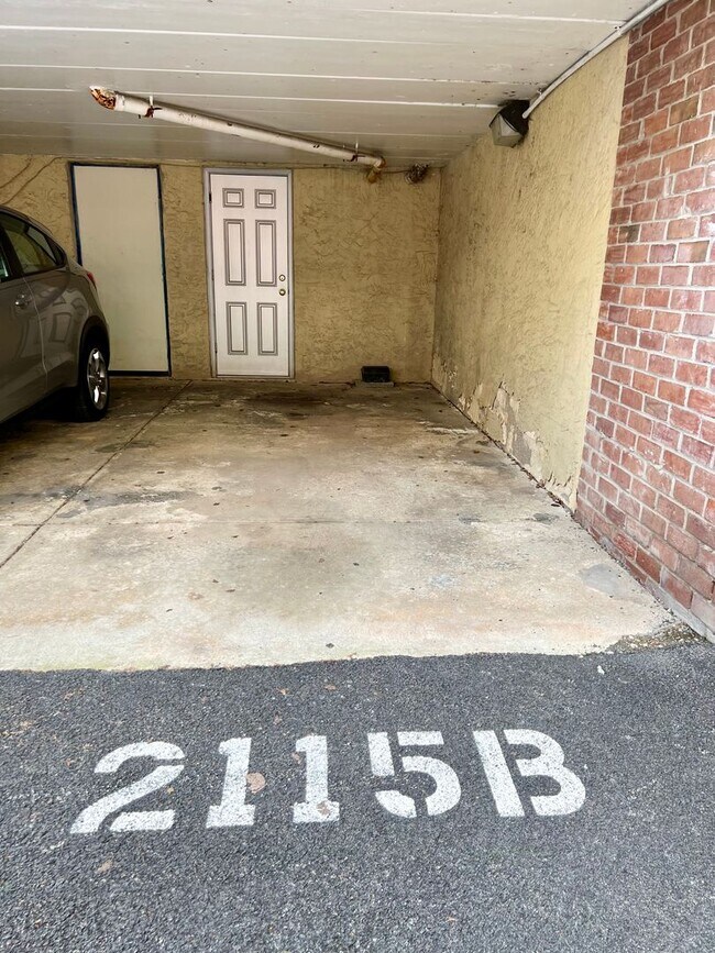 Building Photo - Luxurious 3-Bedroom Townhome in Logan Square with Parking Space Included! Available mid-August!