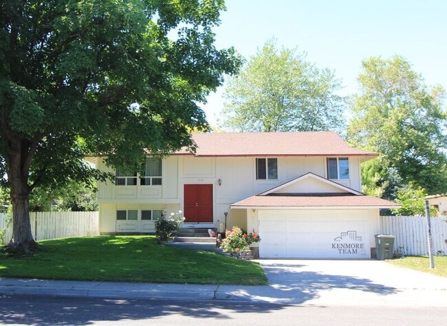 Primary Photo - 2205 Carriage Ave