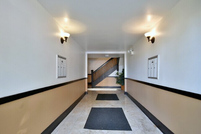 Building Photo - 3249 W Cullom Ave