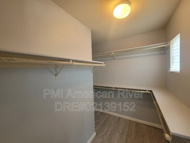 Building Photo - 569 Loch Lomond Way