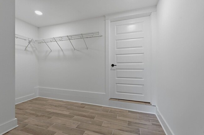 Building Photo - Spacious 5-Bedroom with Fenced Yard & Modern Amenities