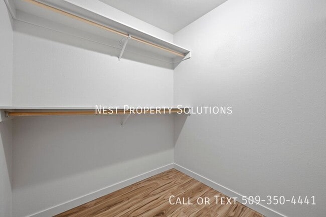 Building Photo - 215 W 1st St