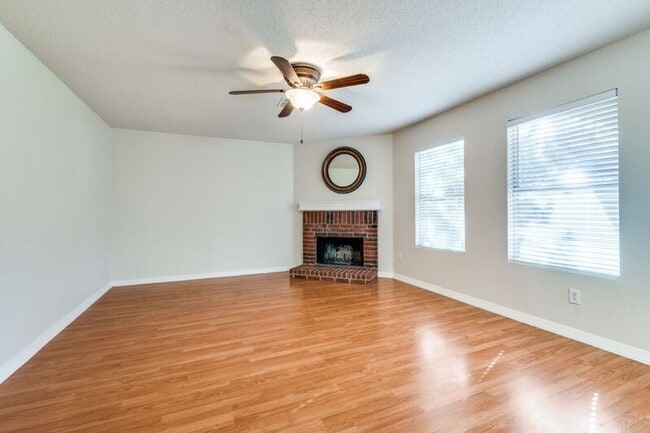 Building Photo - 2528 Red Oak Dr