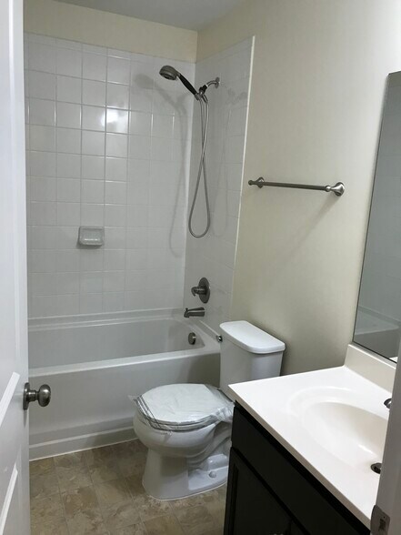Hall bath - 1505 Stonewall Manor Dr