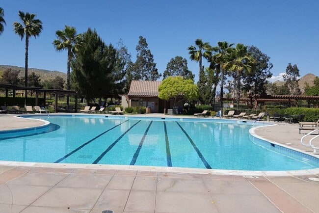 Building Photo - Beautiful 4BD, 2.5BA, Four Seasons at Heme...