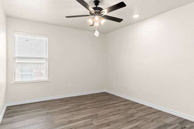 Building Photo - 305 Lost Trl