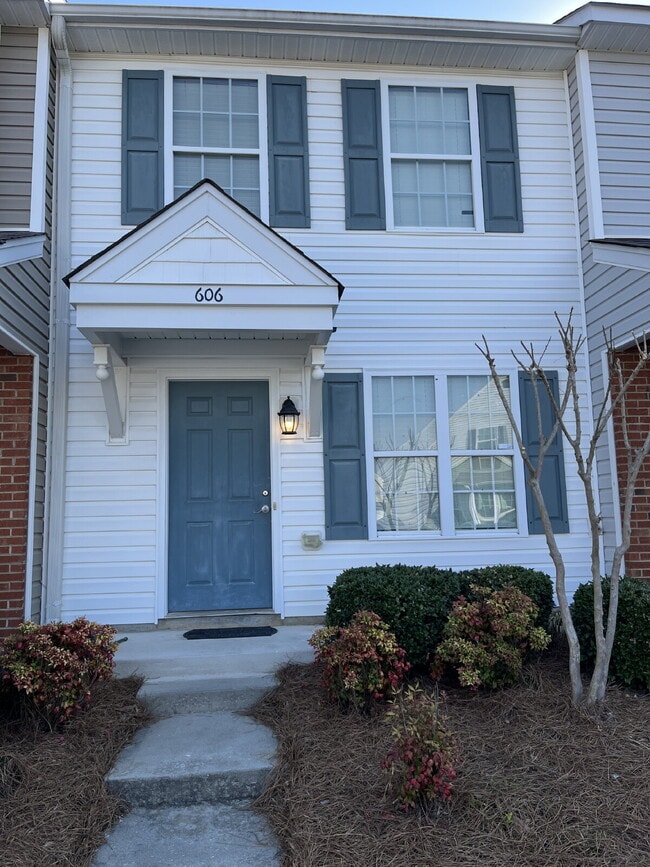 Building Photo - "Chic & Cozy: Modern 2-Bed Townhouse with Marble Accents in Greensboro!"