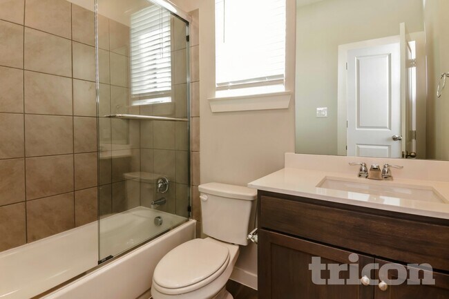 Building Photo - 2516 Finch Holw Dr