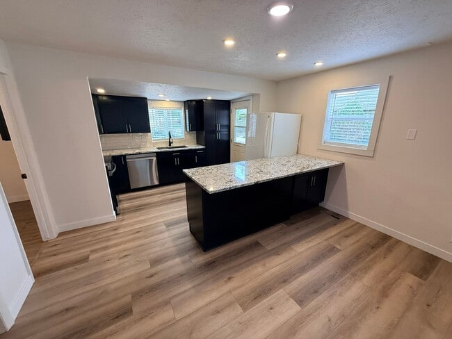 Building Photo - Updated 2-Bedroom Home with Oversized 1-Car Garage in Central Loveland