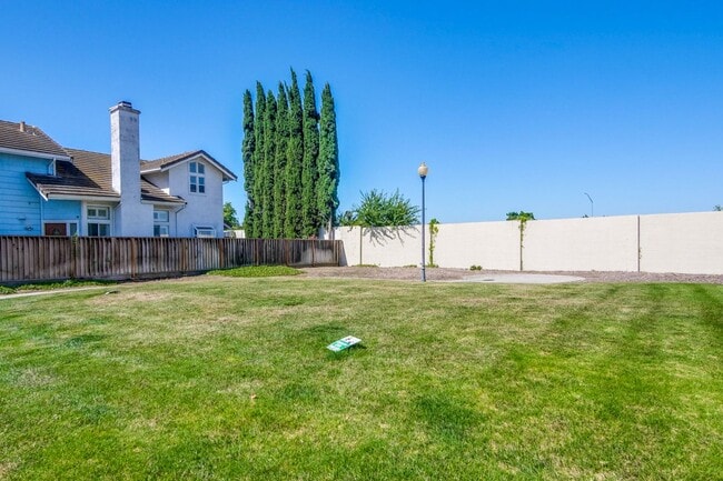 Building Photo - Hardwood Floors- A/C- Full Bedroom and Bath on First Floor: Fresh Paint