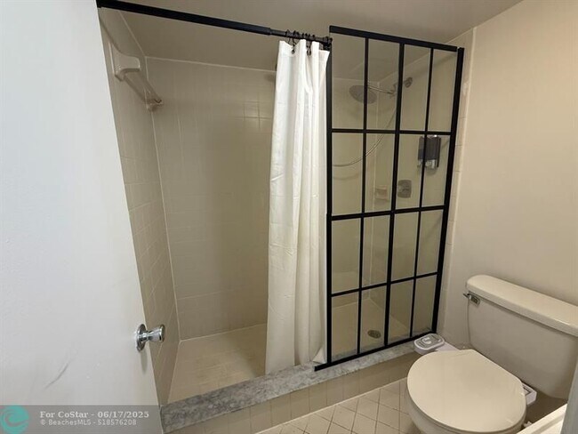 Building Photo - 110 Lake Emerald Dr