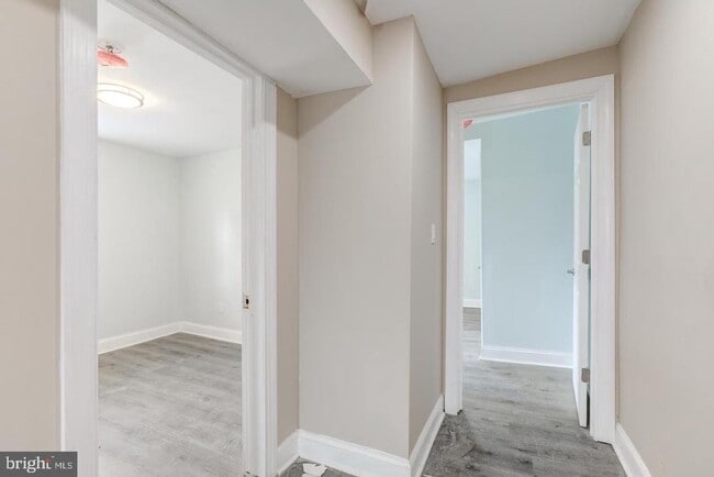 Building Photo - 608 E 9th St