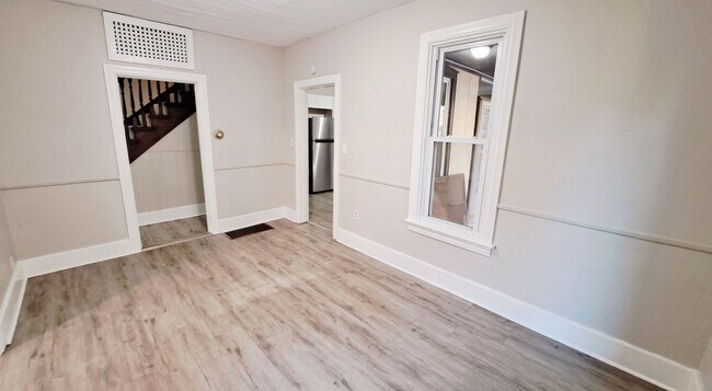 Building Photo - 3 Bed / 1 Bath Single Family Home