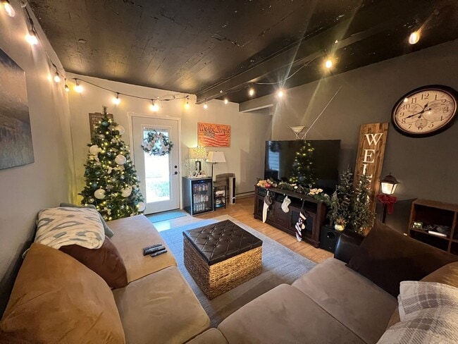 Building Photo - Industrial Style 3 Bedroom Home AVAILABLE JUNE!!!