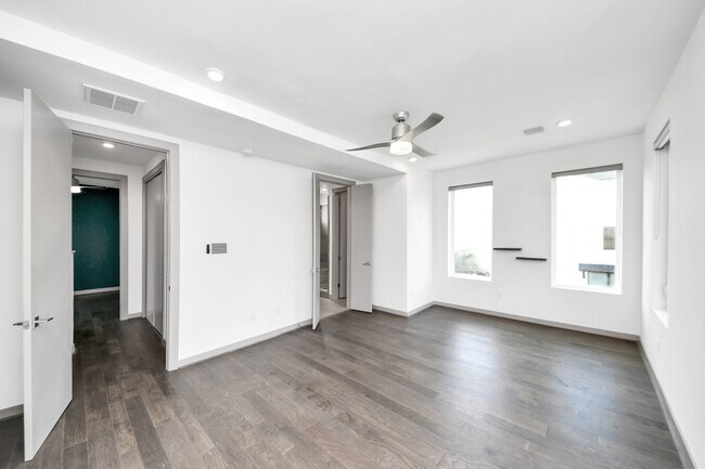 Building Photo - 2302 Johnson St