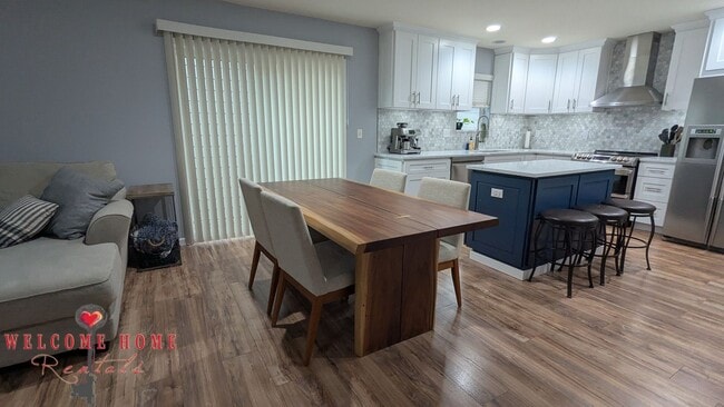 Building Photo - Flowing floorplan, minutes from I-5!!!