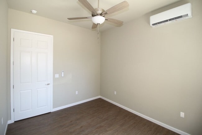 Building Photo - 1317 E Portals Ave