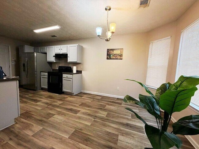 Building Photo - 5410 Twin Lakes Dr