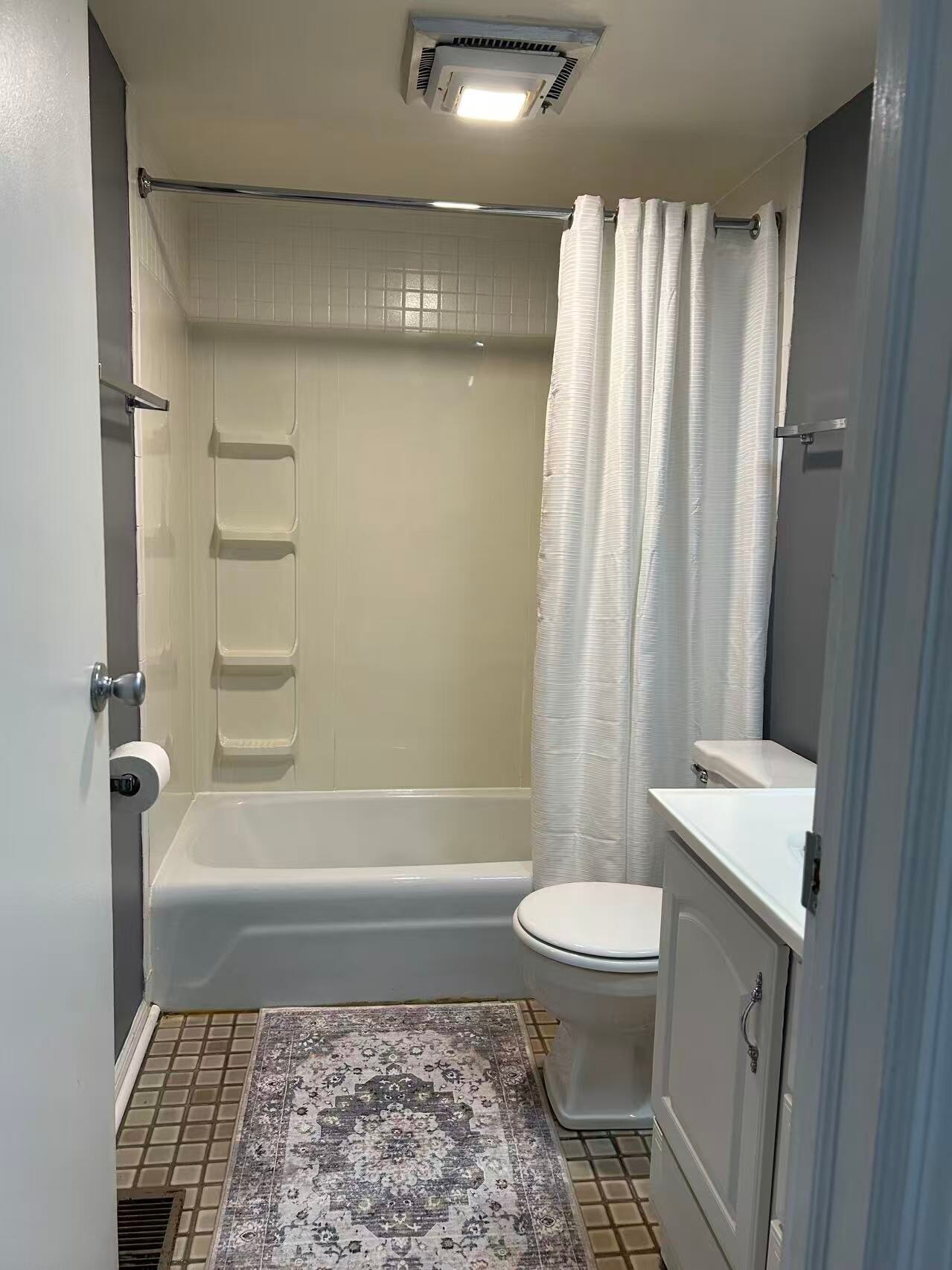 Building Photo - 991 Manor Ln