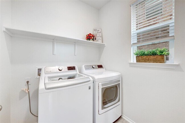 Building Photo - 1929 Stinnett Dr